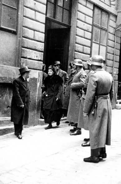 SS men harass Jews in Vienna